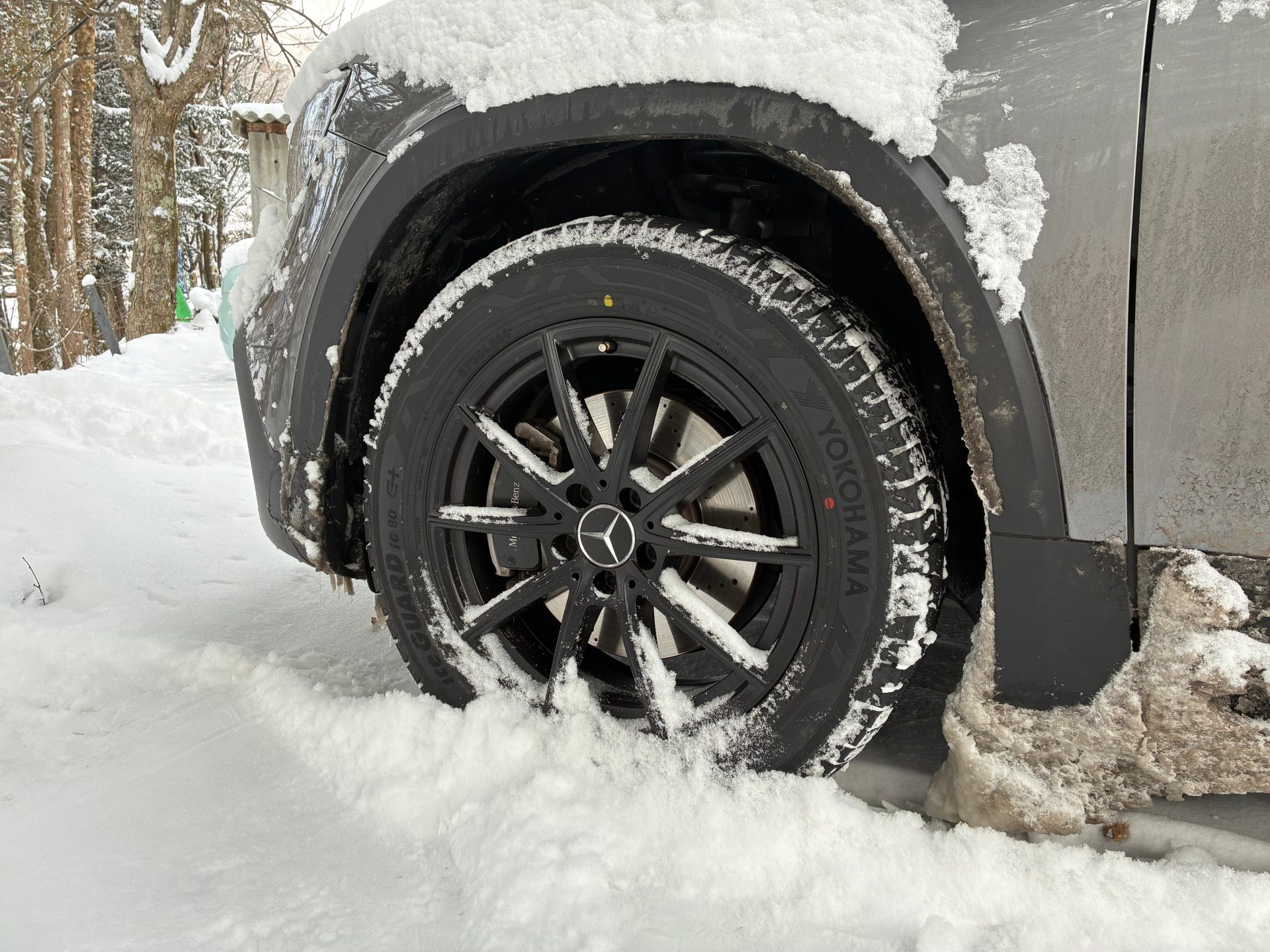 メルセデス・ベンツ GLB、今年はスタッドレスタイヤ！！スノーチェーンと比べてどう？